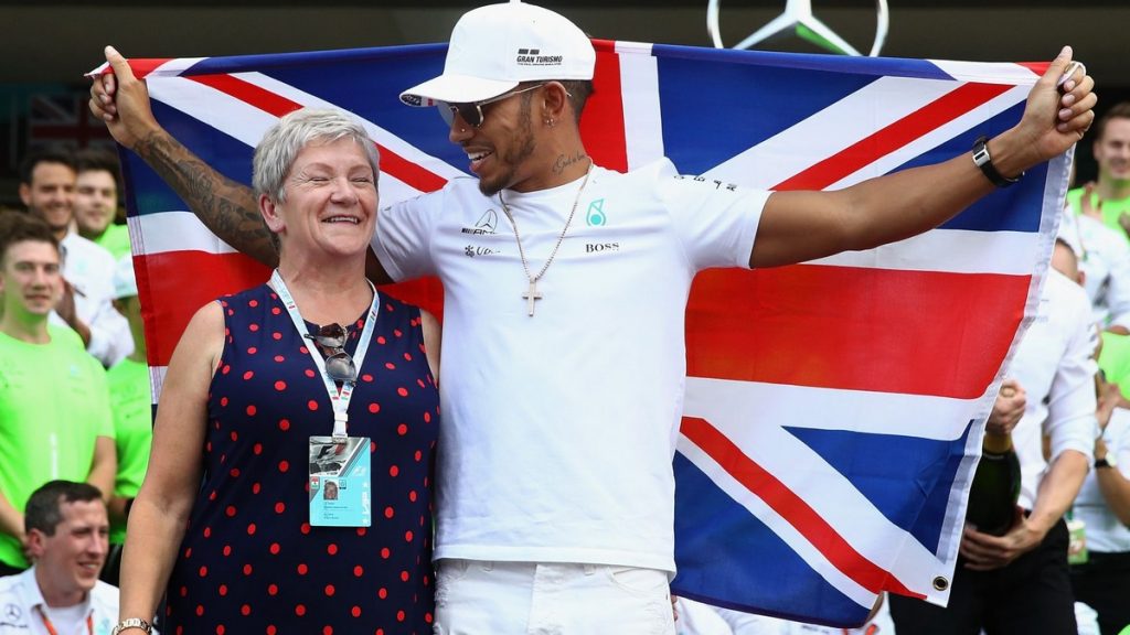 Lewis Hamilton cambia nome mamma