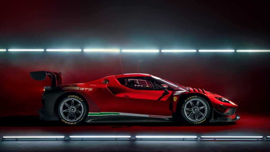 Ferrari 296 GT3 vista laterale
