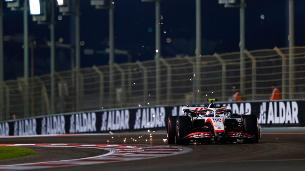 Mick Schumacher alla guida della Haas nel GP di Abu Dhabi 2022.